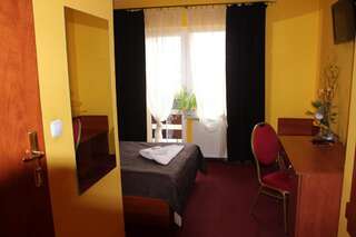 Отель Hotel Sjesta Миколув Двухместный номер с 2 отдельными кроватями-6