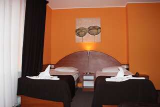 Отель Hotel Sjesta Миколув Двухместный номер с 2 отдельными кроватями-1